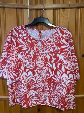 Women's Red and White Floral Short-Sleeve Blouse